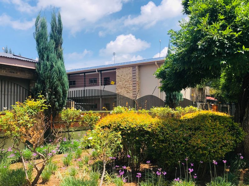 Spacious apartment in well-presented complex - Photo 2