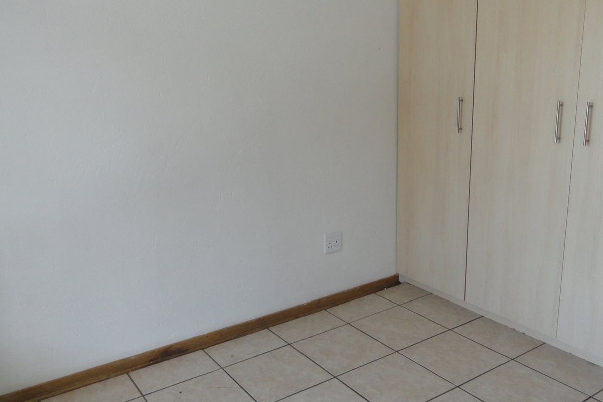 Lovely two-bedroom apartment in a secure complex – Potchefstroom – For Sale - Photo 4