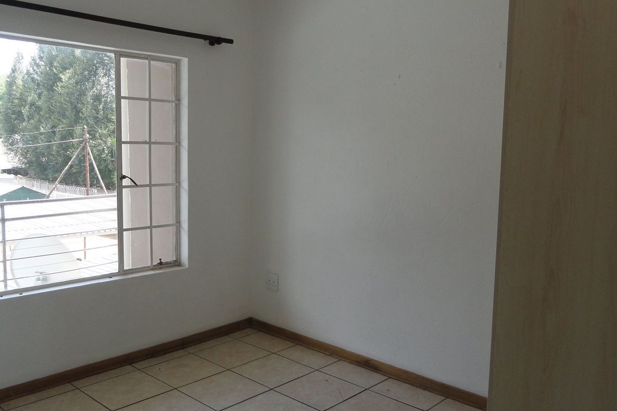 Lovely two-bedroom apartment in a secure complex – Potchefstroom – For Sale - Photo 3