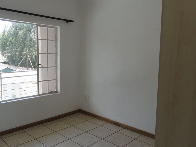 Lovely two-bedroom apartment in a secure complex – Potchefstroom – For Sale - Photo 3