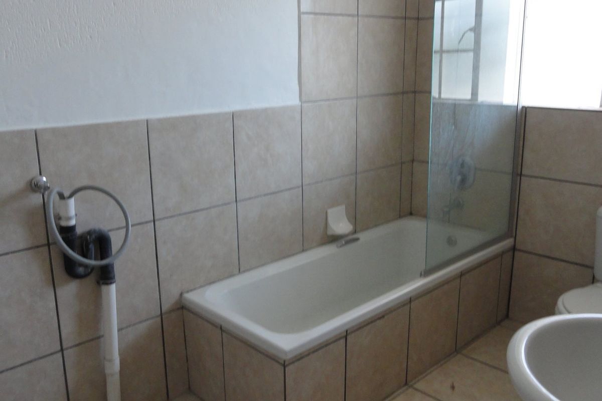 Lovely two-bedroom apartment in a secure complex – Potchefstroom – For Sale - Photo 5