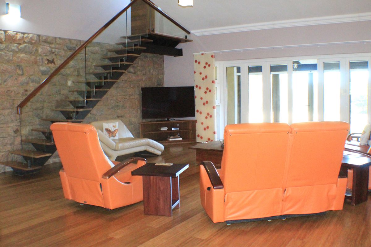 Sophisticated and stylish family home with river views, in secure and sought after estate. - Photo 3