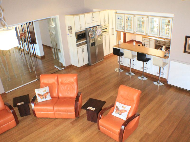 Sophisticated and stylish family home with river views, in secure and sought after estate. - Photo 7