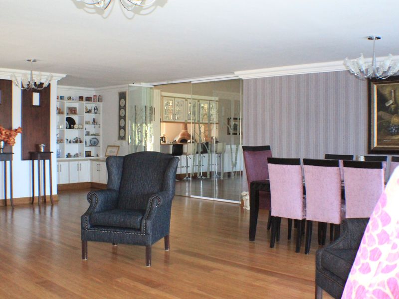 Sophisticated and stylish family home with river views, in secure and sought after estate. - Photo 9