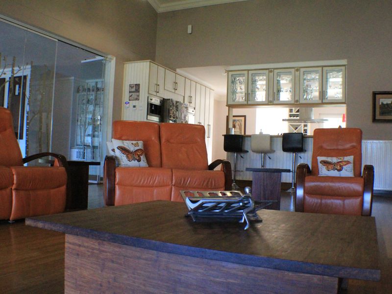 Sophisticated and stylish family home with river views, in secure and sought after estate. - Photo 5