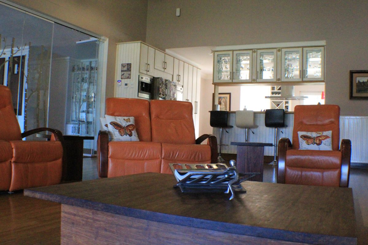 Sophisticated and stylish family home with river views, in secure and sought after estate. - Photo 5