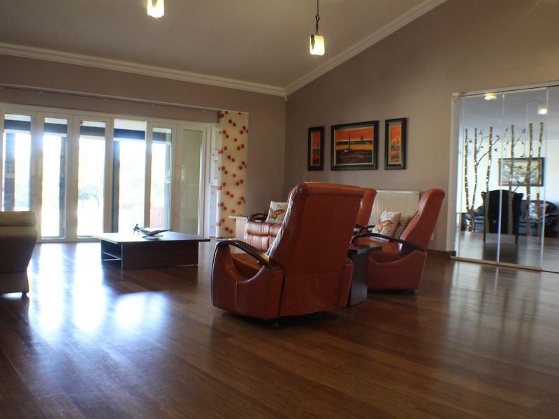 Sophisticated and stylish family home with river views, in secure and sought after estate. - Photo 6