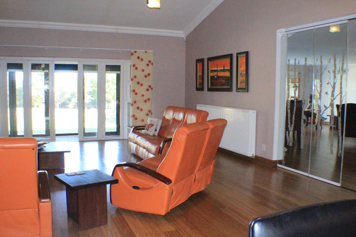 Sophisticated and stylish family home with river views, in secure and sought after estate. - Photo 4