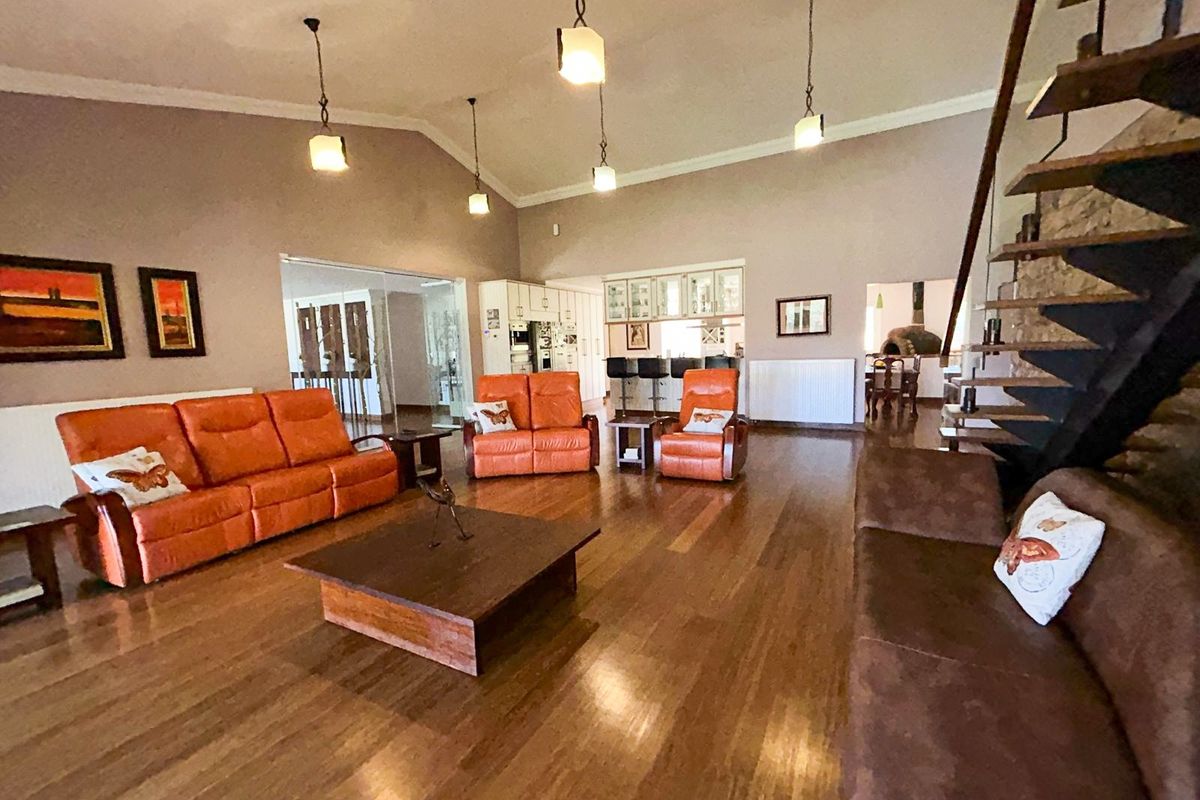 Sophisticated and stylish family home with river views, in secure and sought after estate. - Photo 5