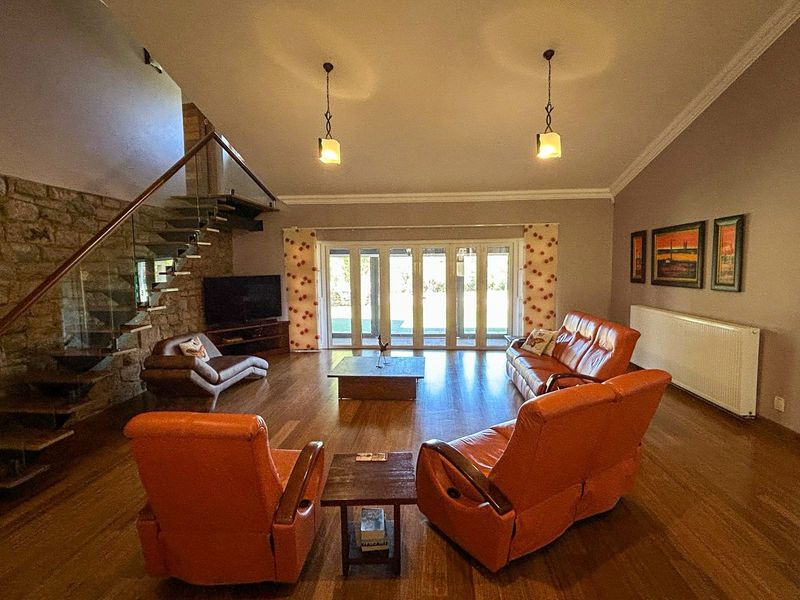 Sophisticated and stylish family home with river views, in secure and sought after estate. - Photo 7