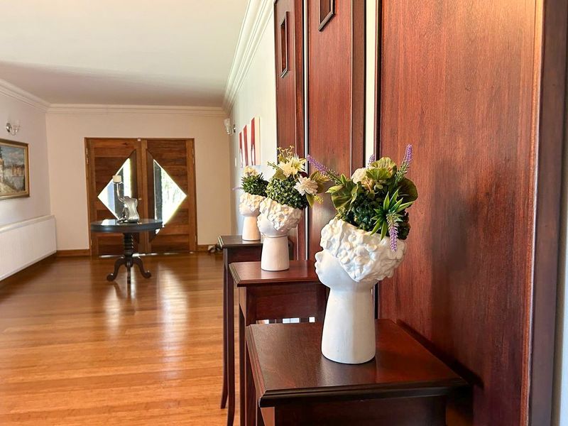 Sophisticated and stylish family home with river views, in secure and sought after estate. - Photo 9