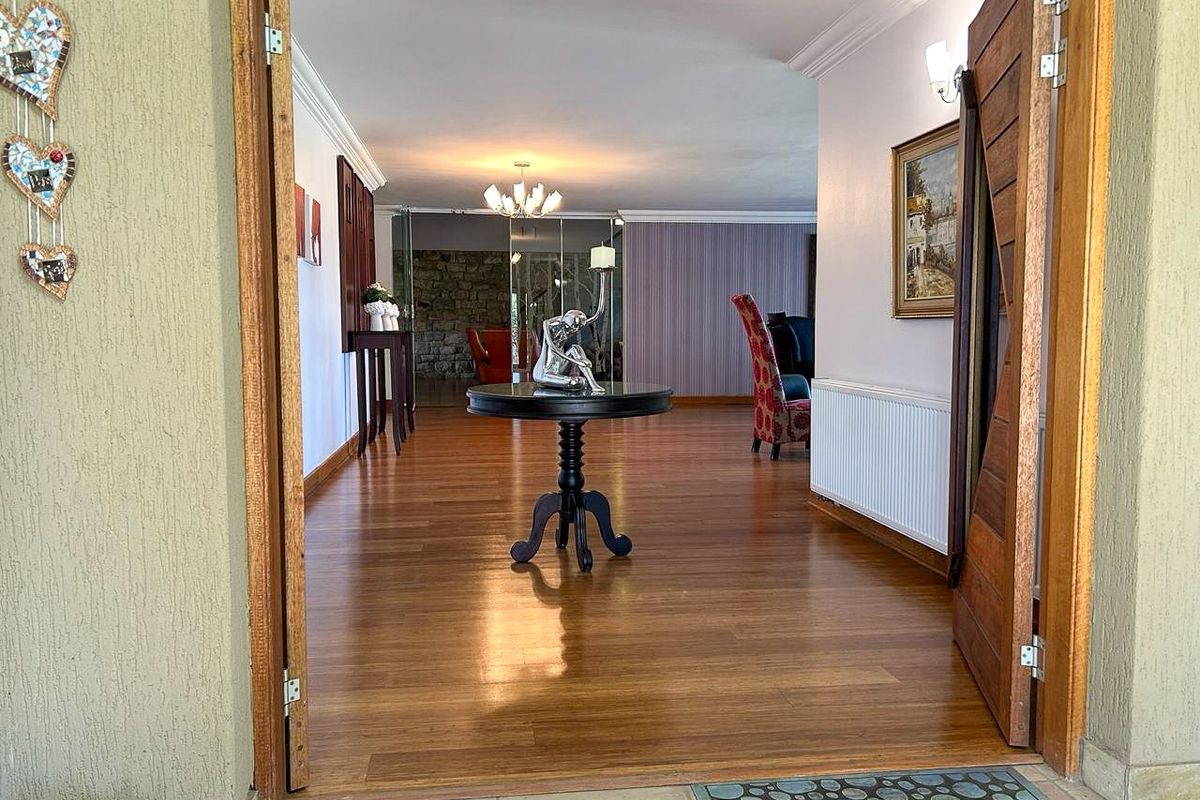Sophisticated and stylish family home with river views, in secure and sought after estate. - Photo 3