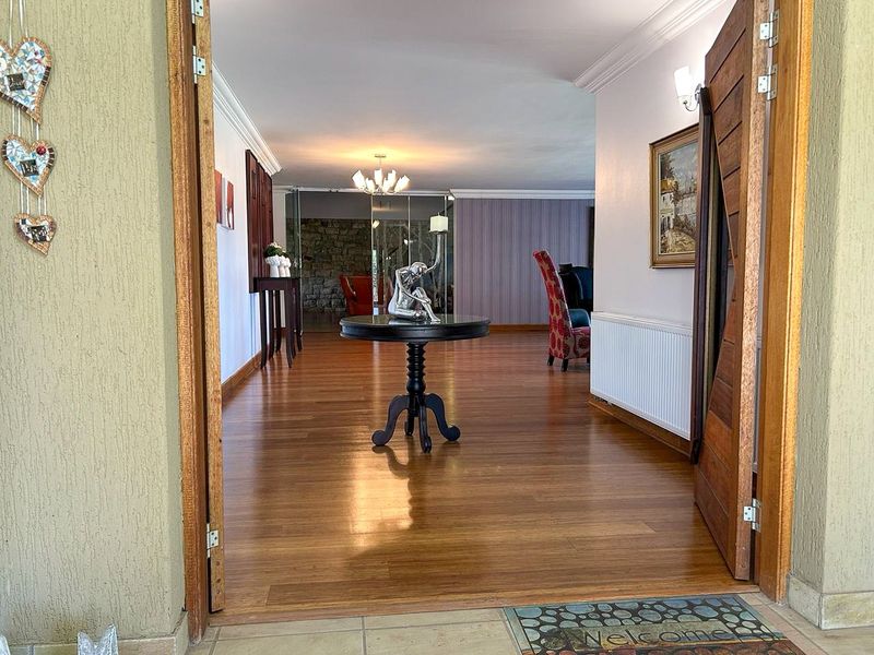 Sophisticated and stylish family home with river views, in secure and sought after estate. - Photo 3