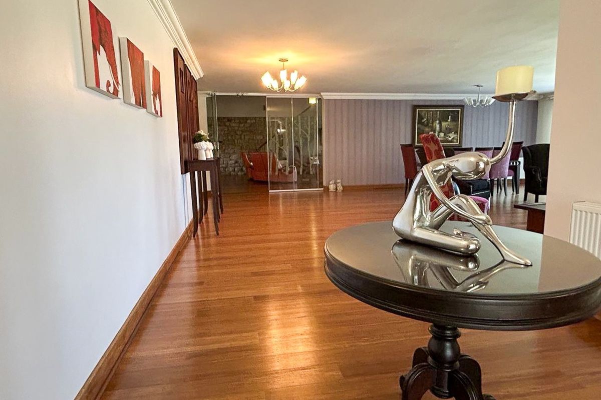 Sophisticated and stylish family home with river views, in secure and sought after estate. - Photo 4