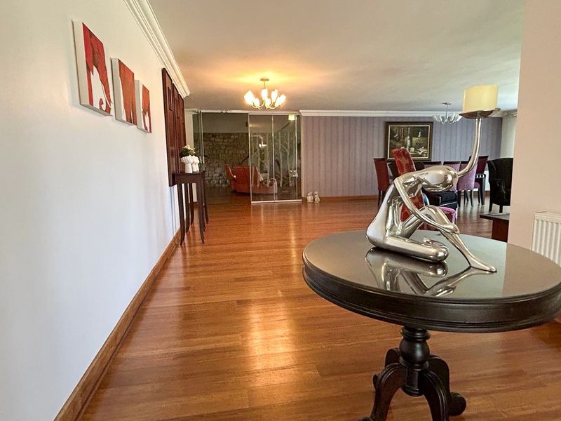 Sophisticated and stylish family home with river views, in secure and sought after estate. - Photo 4