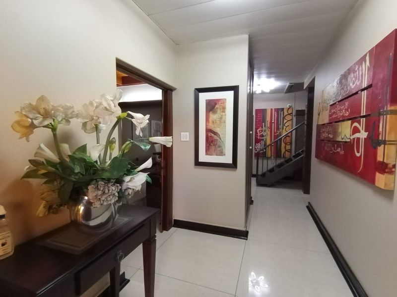 An alluring and luxurious home will welcome you with open arms! - Photo 2