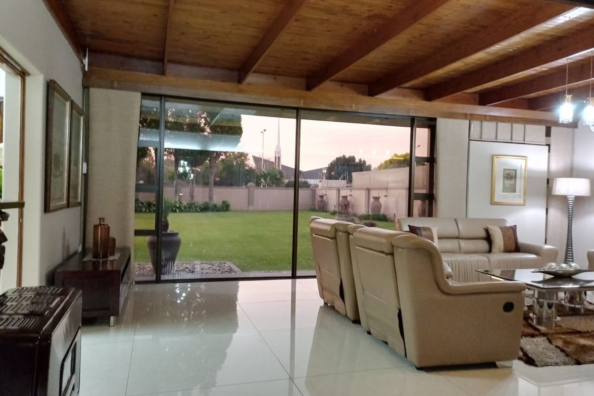 An alluring and luxurious home will welcome you with open arms! - Photo 3