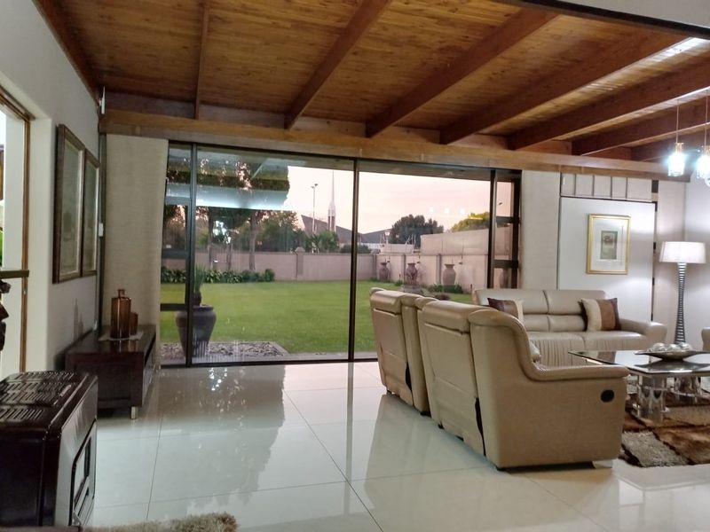 An alluring and luxurious home will welcome you with open arms! - Photo 3