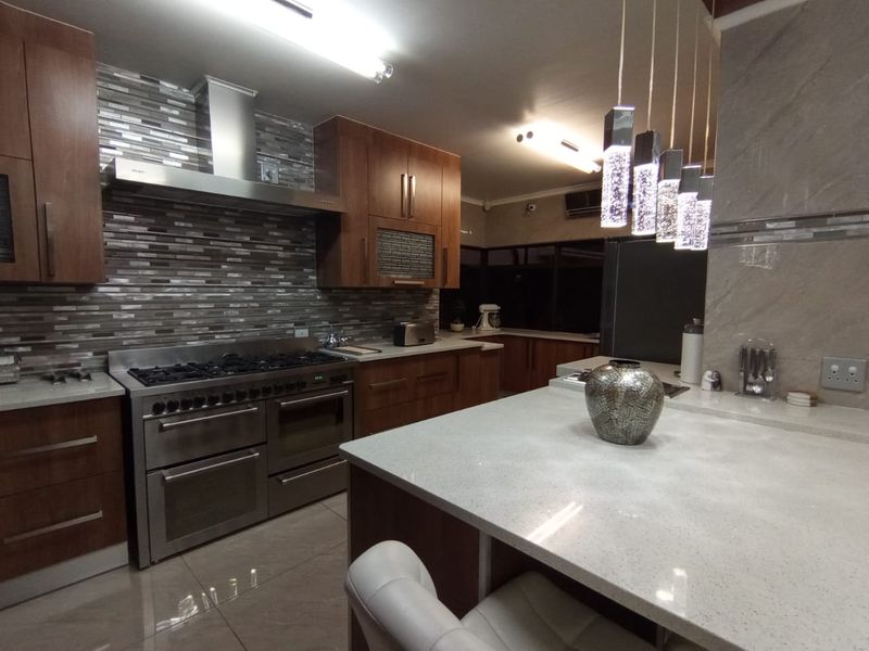 An alluring and luxurious home will welcome you with open arms! - Photo 10