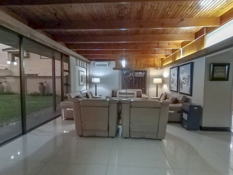 An alluring and luxurious home will welcome you with open arms! - Photo 5