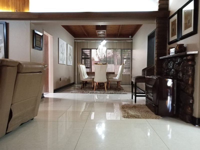 An alluring and luxurious home will welcome you with open arms! - Photo 7