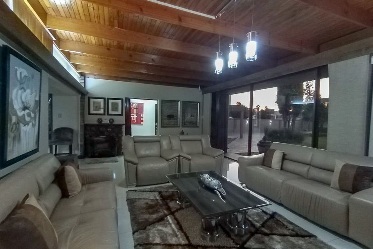 An alluring and luxurious home will welcome you with open arms! - Photo 4