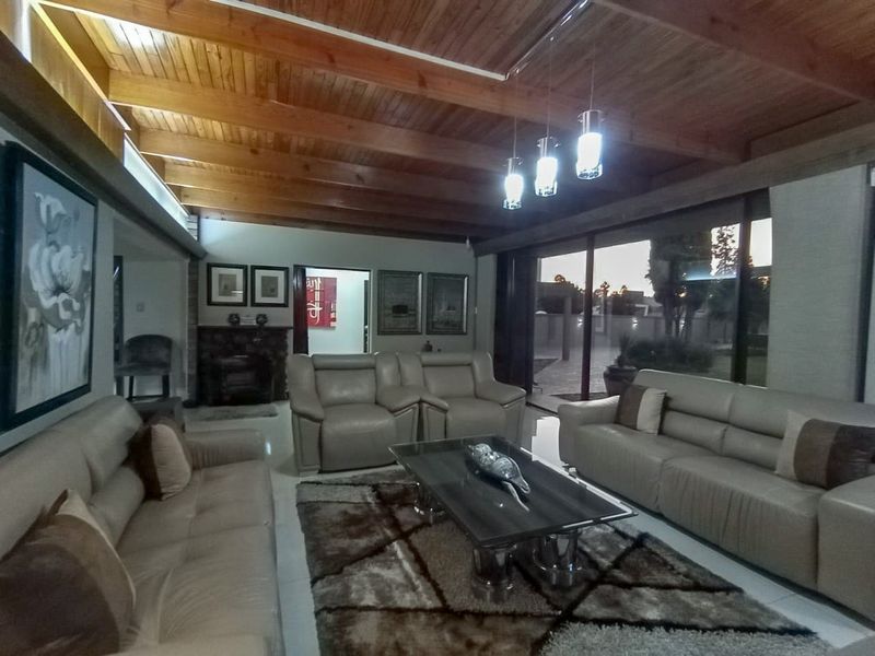 An alluring and luxurious home will welcome you with open arms! - Photo 4