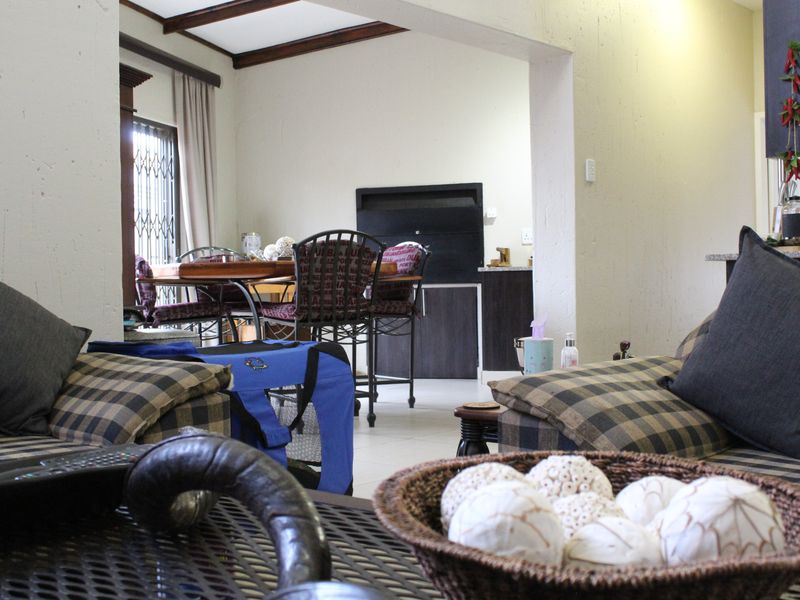 Modern double-storey home - Photo 2