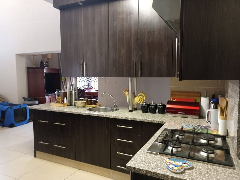 Modern double-storey home - Photo 10