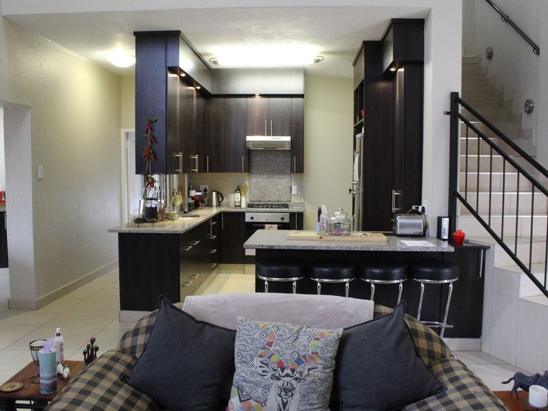 Modern double-storey home - Photo 8