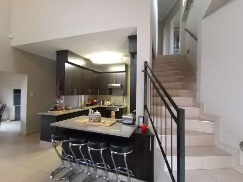 Modern double-storey home - Photo 6