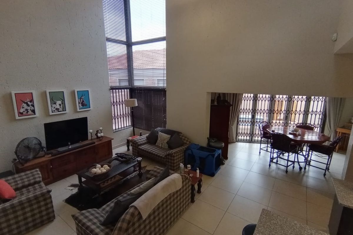 Modern double-storey home - Photo 4