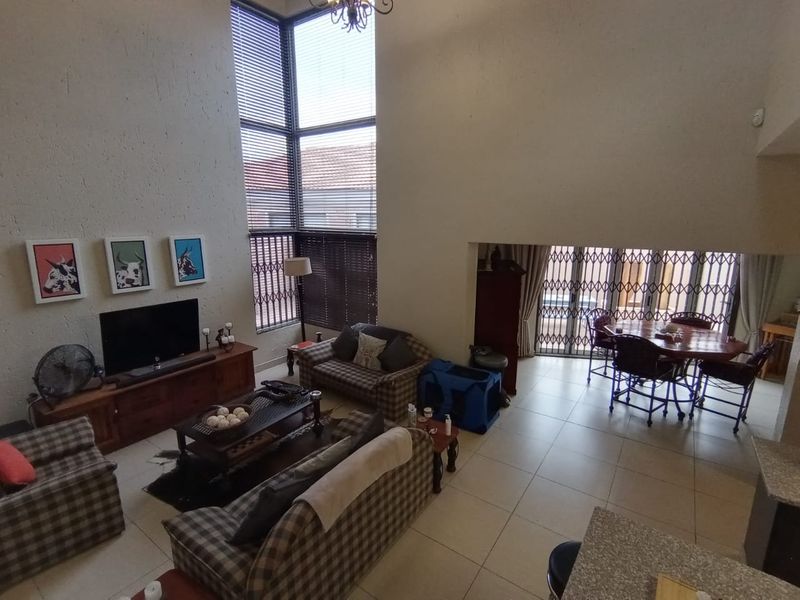 Modern double-storey home - Photo 4