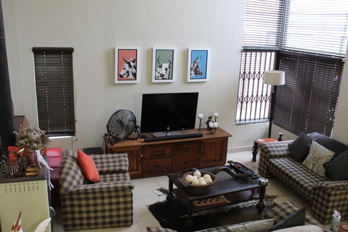 Modern double-storey home - Photo 3