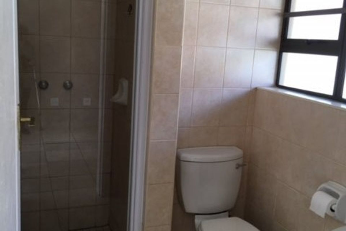 Spacious one-bedroom apartment for sale - Potchefstroom - Photo 4