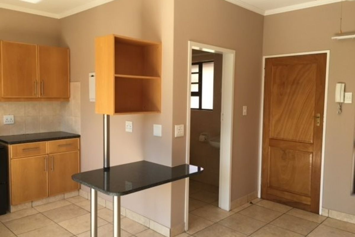 Spacious one-bedroom apartment for sale - Potchefstroom - Photo 5