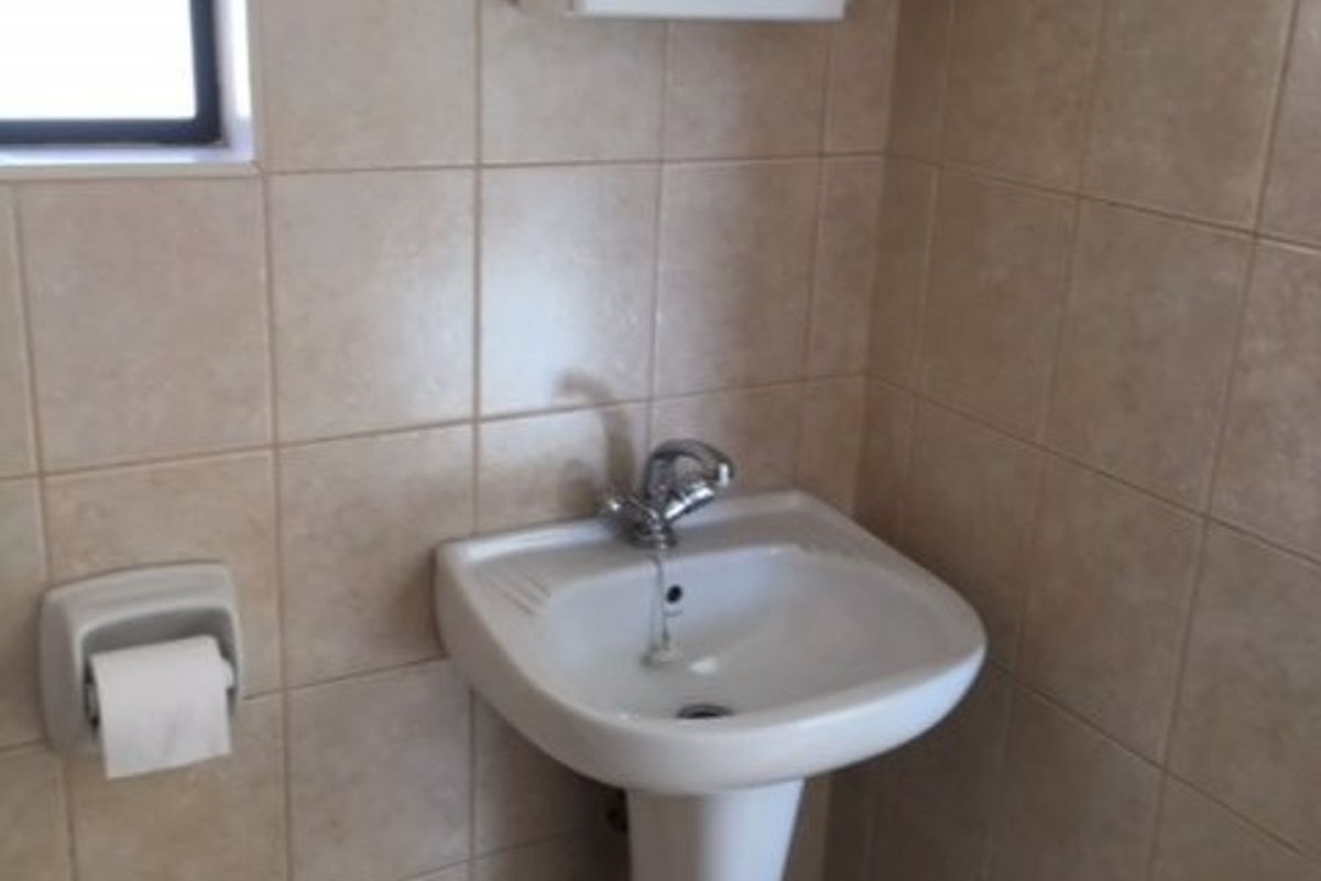 Spacious one-bedroom apartment for sale- Potchefstroom - Photo 4