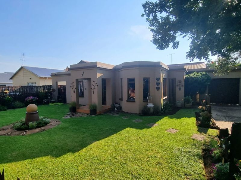 Spacious Family Home in Potchefstroom – For Sale - Photo 5