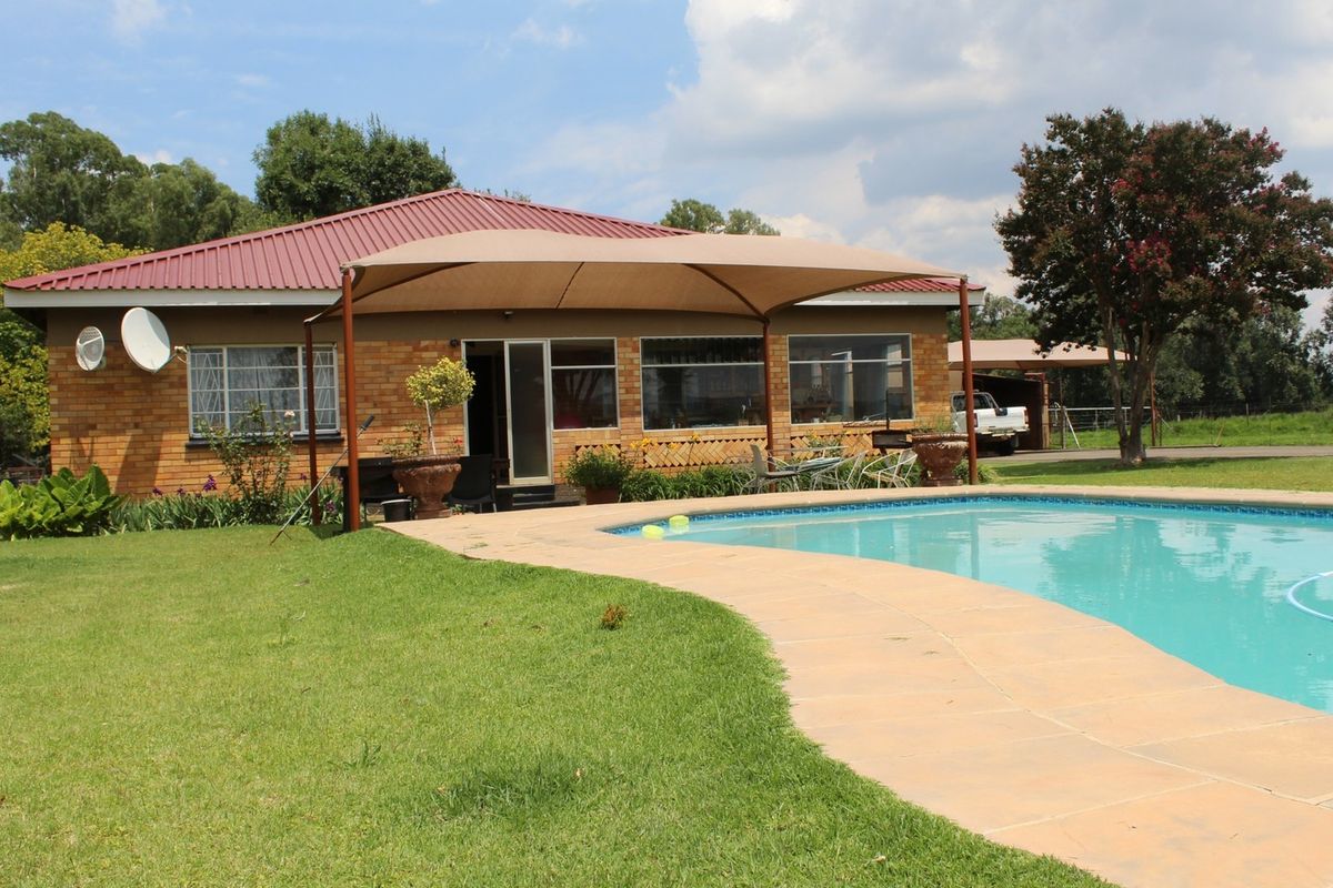 Smallholding on the outskirts of Potchefstroom with plenty of water - Photo 2