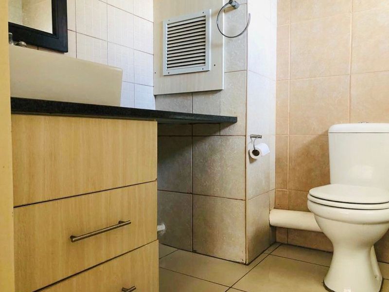 Modern, neat and spacious apartment - Photo 2