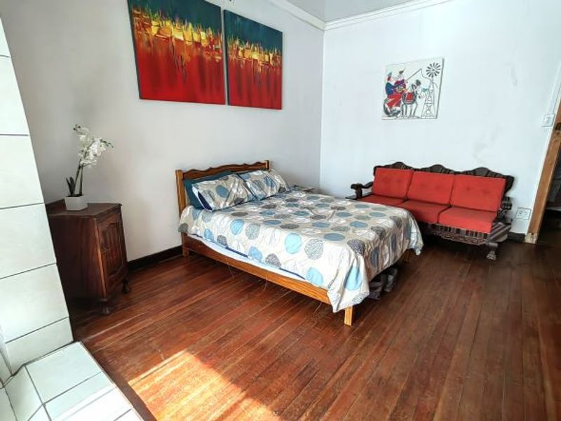 3 Bedroom house with 2 apartments in Central Town - Photo 4