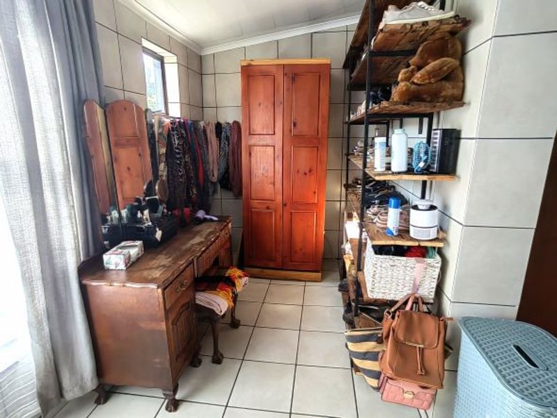 3 Bedroom house with 2 apartments in Central Town - Photo 10