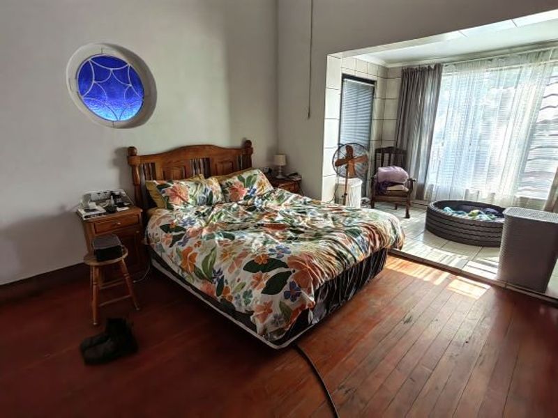 3 Bedroom house with 2 apartments in Central Town - Photo 8