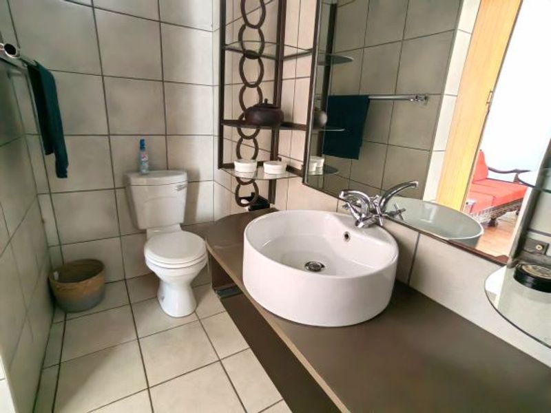 3 Bedroom house with 2 apartments in Central Town - Photo 7