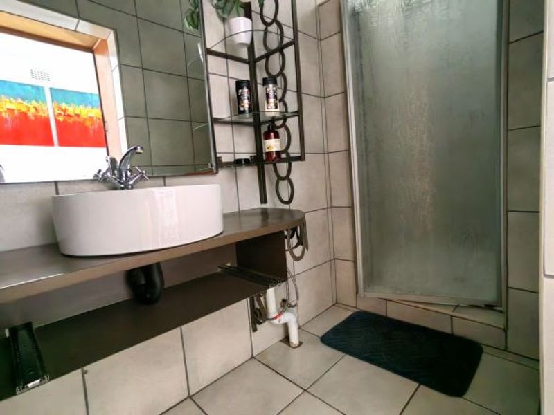 3 Bedroom house with 2 apartments in Central Town - Photo 6