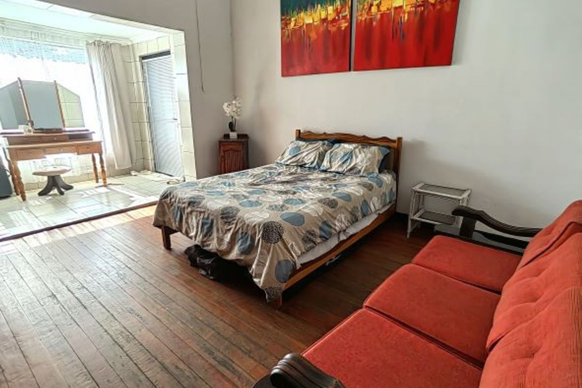3 Bedroom house with 2 apartments in Central Town - Photo 5