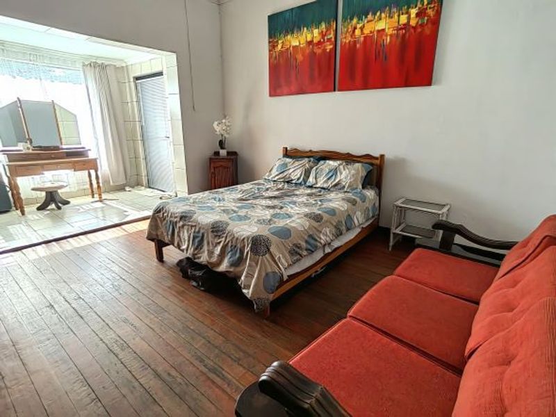 3 Bedroom house with 2 apartments in Central Town - Photo 5