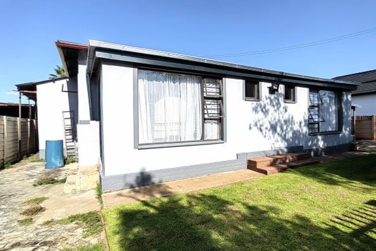 3 Bedroom house with 2 apartments in Central Town - Photo 2