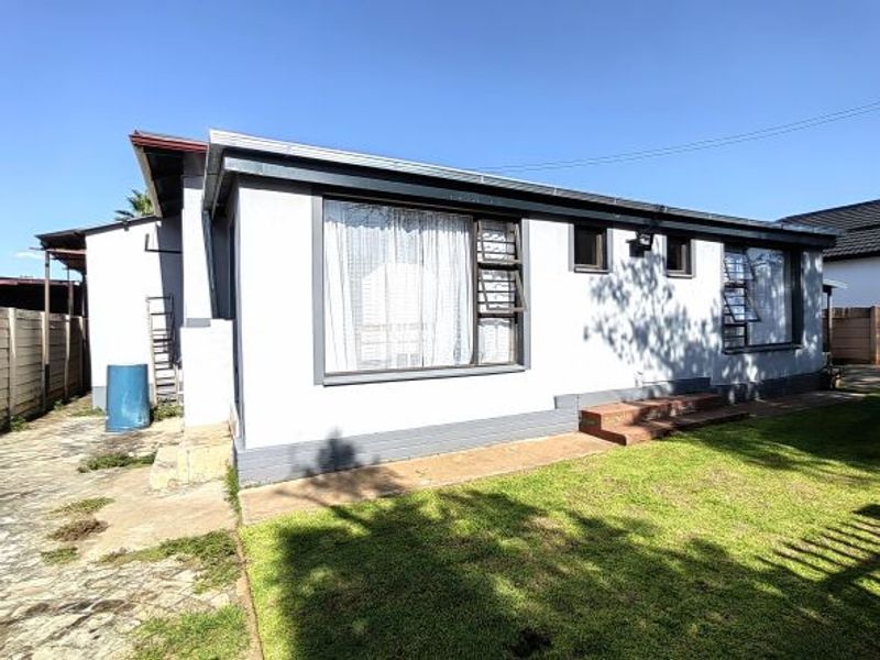 3 Bedroom house with 2 apartments in Central Town - Photo 2