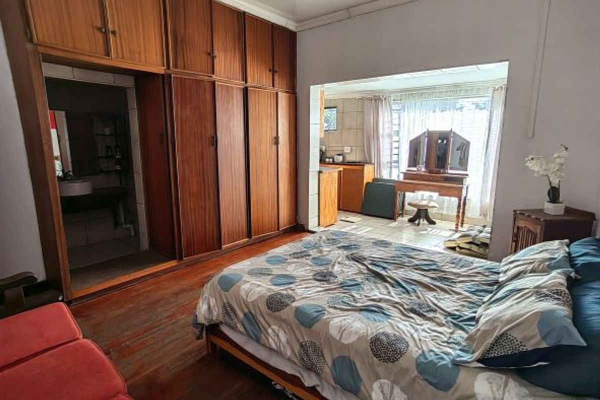 3 Bedroom house with 2 apartments in Central Town - Photo 3